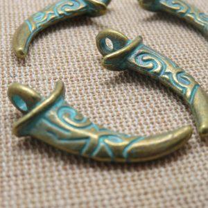 Pendentifs corne métal bronze patiné gravé dague viking – lot de 4