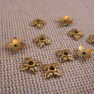 Coupelles fleur doré 8mm en métal apprêt bijoux – lot de 25