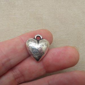 Pendentifs cœur gravé fleur love argenté 18mm acrylique – lot de 5