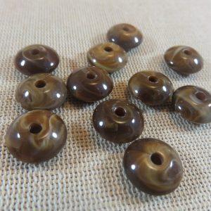Perles soucoupe marron marbré en acrylique – lot de 10