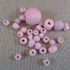 Perles en bois rose clair différentes formes - lot de 30