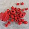 Perles en bois rouge différentes formes - lot de 30