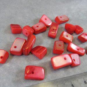 Perles coquille nacré rouge chips forme irrégulière – lot de 10