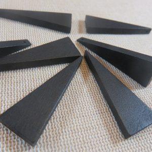 Perles triangle noir en bois pendentif 41x14mm – lot de 10