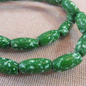 Perles ovale en bois verte tacheté 15x7mm – lot de 10