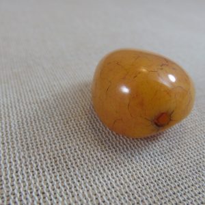 Grande perle orangé effet pierre ambre en résine 37mm