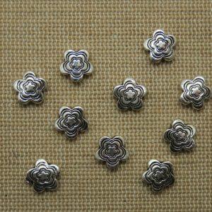 Perles fleur argenté gravé en métal 9mm – lot de 10