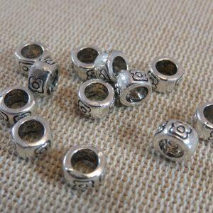 Perles gravé fleurs argenté 7mm en métal – lot de 10