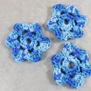 Écusson fleur bleu crocheté coton à coudre – Lot de 3