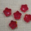 Perles fleur rouge en verre 12mm gravure pétale - lot de 5