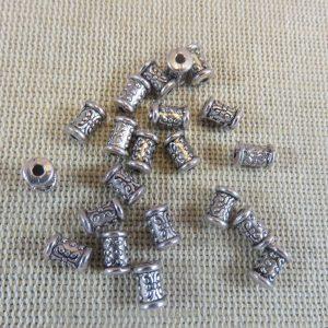 Perles colonne gravé fleuri argenté 7x5mm en métal – lot de 15