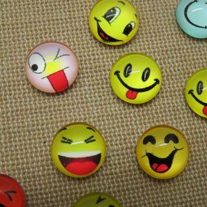 Cabochons Emoji dôme en verre 12mm dos plat à coller – lot de 10