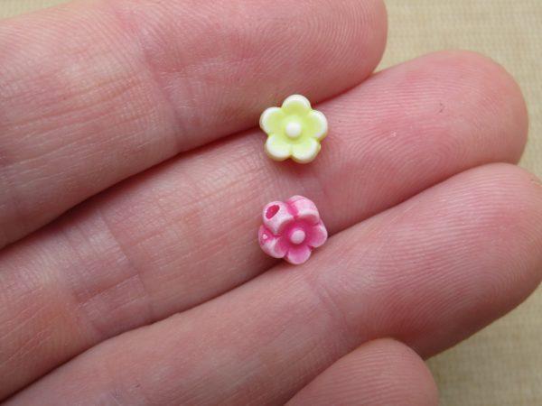 Perles fleur pastel 7mm hippie en acrylique - lot de 20