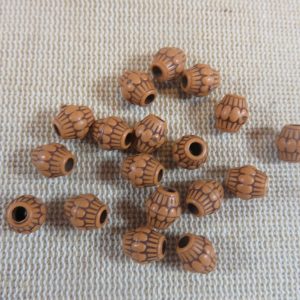 Perles tonneau marron clair effet bois gravé en acrylique 8mm – lot de 15