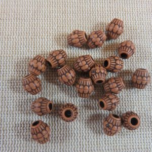 Perles tonneau marron foncé effet bois gravé en acrylique 8mm – lot de 15