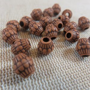 Perles tonneau marron foncé effet bois gravé en acrylique 8mm – lot de 15