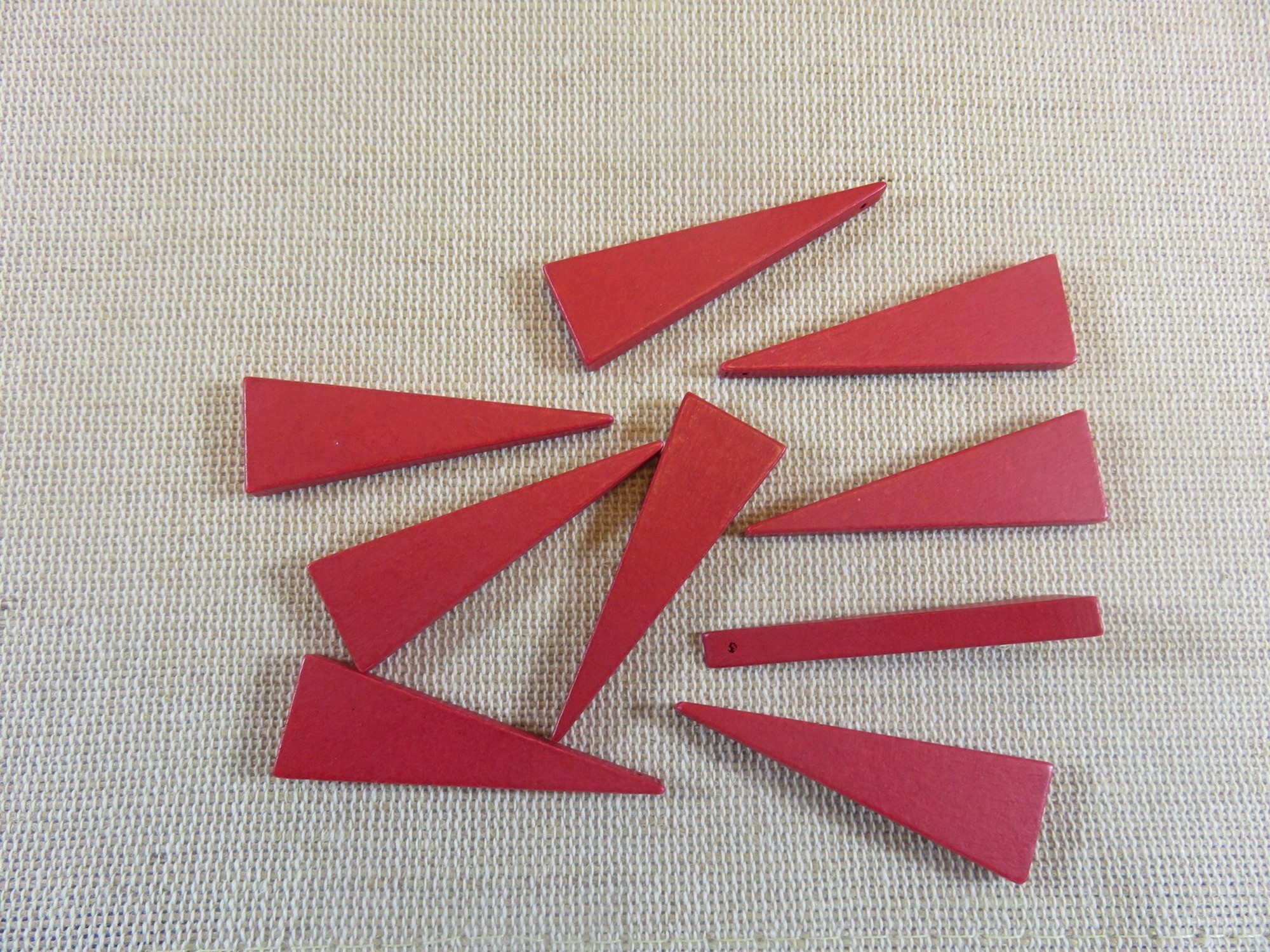 Perles triangle rouge en bois pendentif 41x14mm