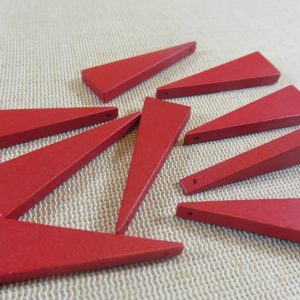 Perles triangle rouge en bois pendentif 41x14mm – lot de 10