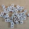 Perles lettres carré alphabet acrylique 6mm - lot de 100