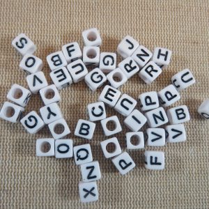 Perles lettres carré alphabet acrylique 6mm – lot de 100