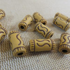 Perles colonne effet bois en acrylique gravure ethnique – lot de 20