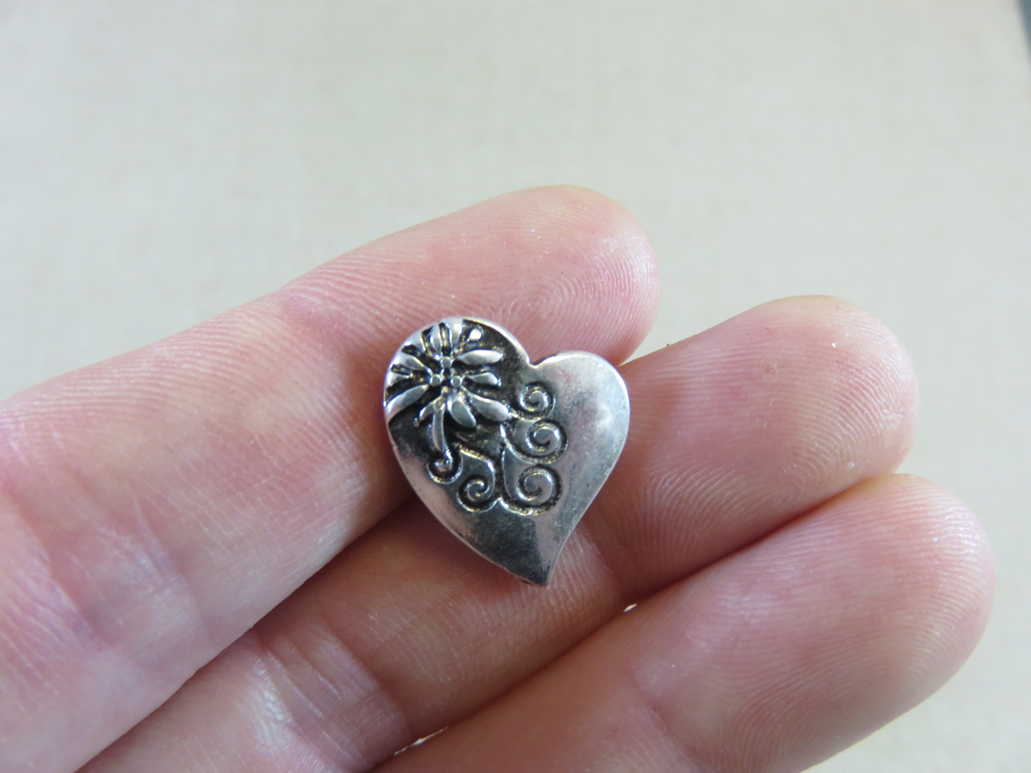 Boutons cœur fleuri métal argenté - lot de 5 bouton de couture