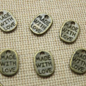 Breloques étiquette métal bronze gravé made with Love – lot de 10