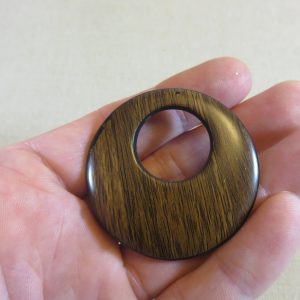Grand pendentif effet bois marron foncé 46mm rond en acrylique