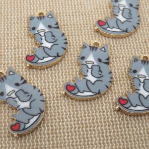 Breloques chat gris cœur rouge métal émaillé 21mm – lot de 5
