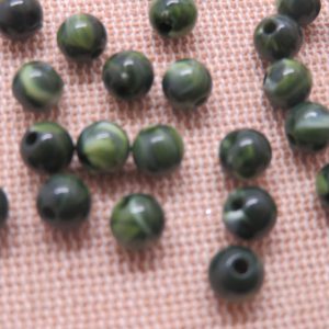 Perles 6mm vert foncé effet pierre marbré acrylique – lot de 25
