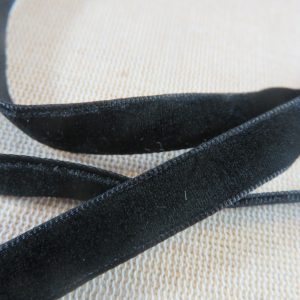 Ruban velours noir 10mm – vendu par 2 mètres