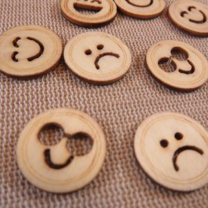 Cabochons en bois Emoji smiley 18mm scrapbooking – lot de 10