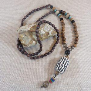 Long collier bouddhiste mala, bijoux femme perle bois et céramique