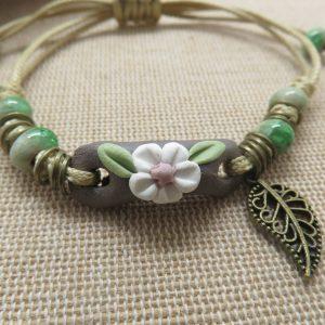 Bracelet perlé fleur et breloque feuille bronze – bijoux femme bohème