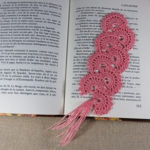 Marque-pages éventail rose crocheté effet dentelle – bijoux de livre