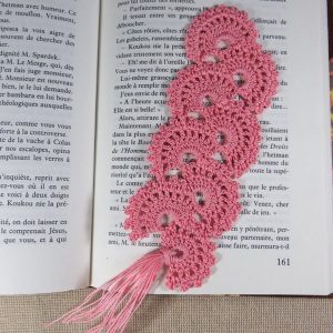 Marque-pages éventail rose crocheté effet dentelle – bijoux de livre
