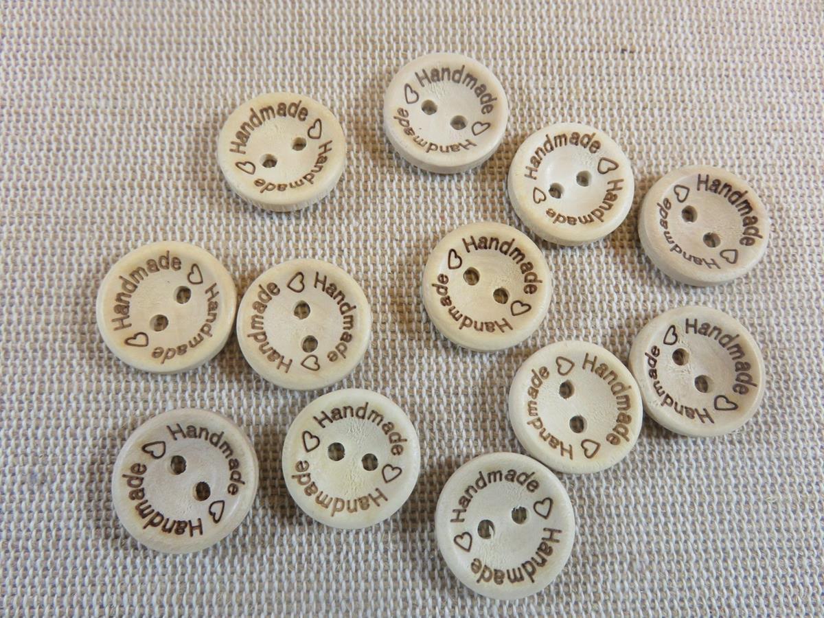 Boutons en bois gravé handmade, boutons de couture, boutons avec petit cœur, customisation, scrapbooking, lot de boutons à 2 trous
