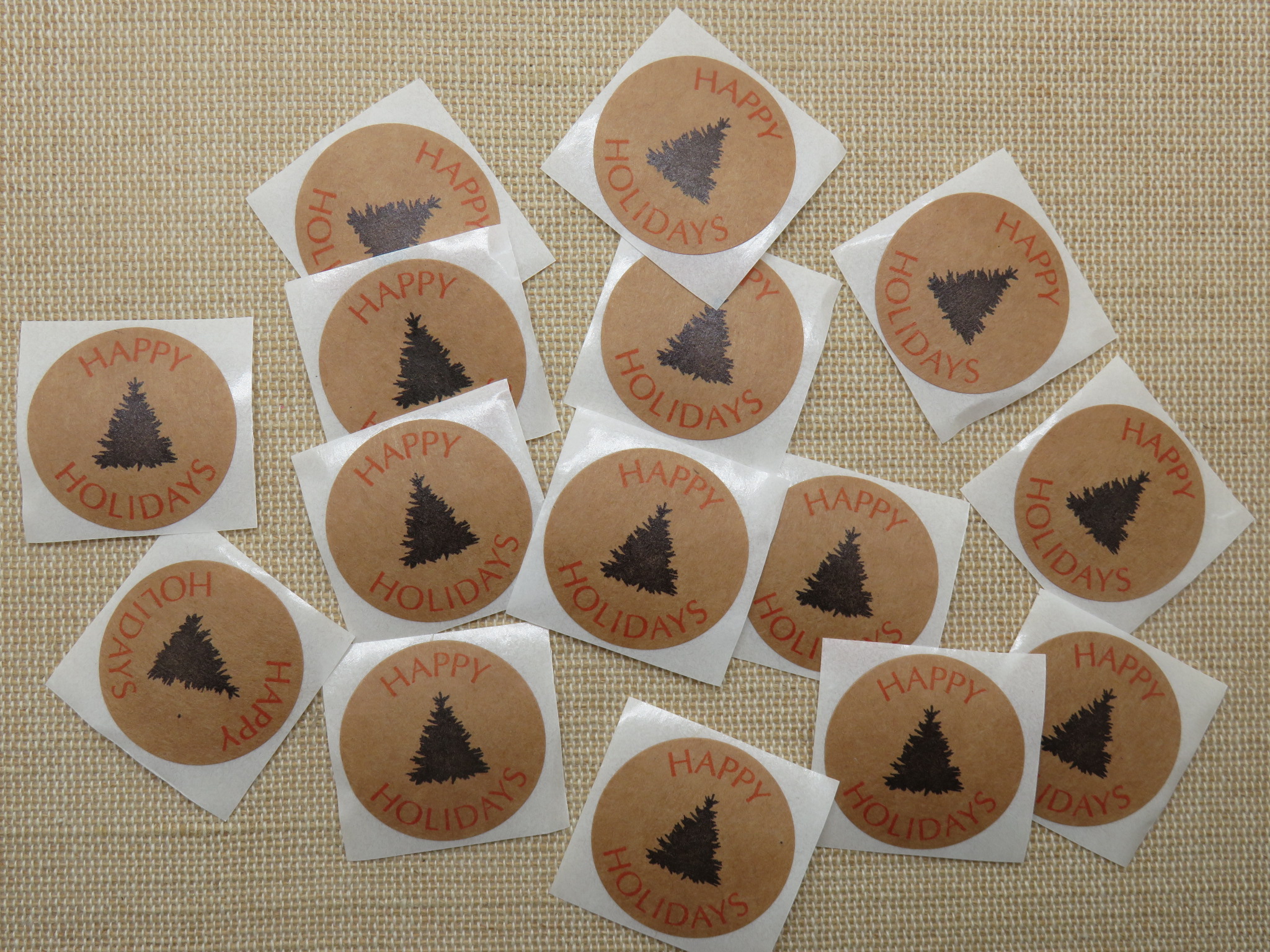 Étiquettes Happy Holidays autocollante avec sapin noir - lot de 25 stickers rond 25mm