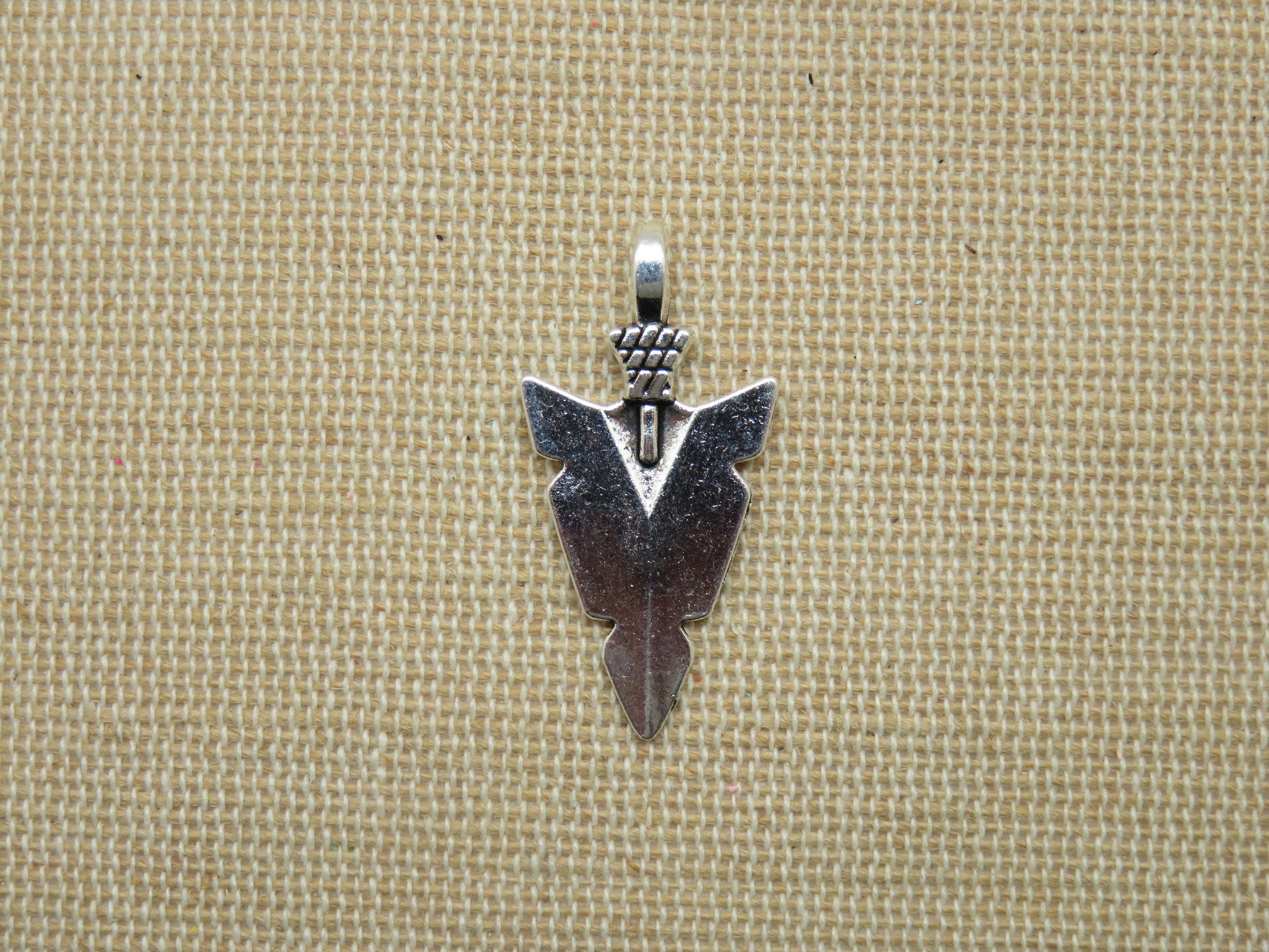Pendentif pointe de flèche, pendentif métal argenté, breloque tête de flèche, création bijoux punk