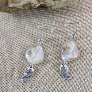 Boucles d’oreille pierre nacré et poisson argenté bijoux femme