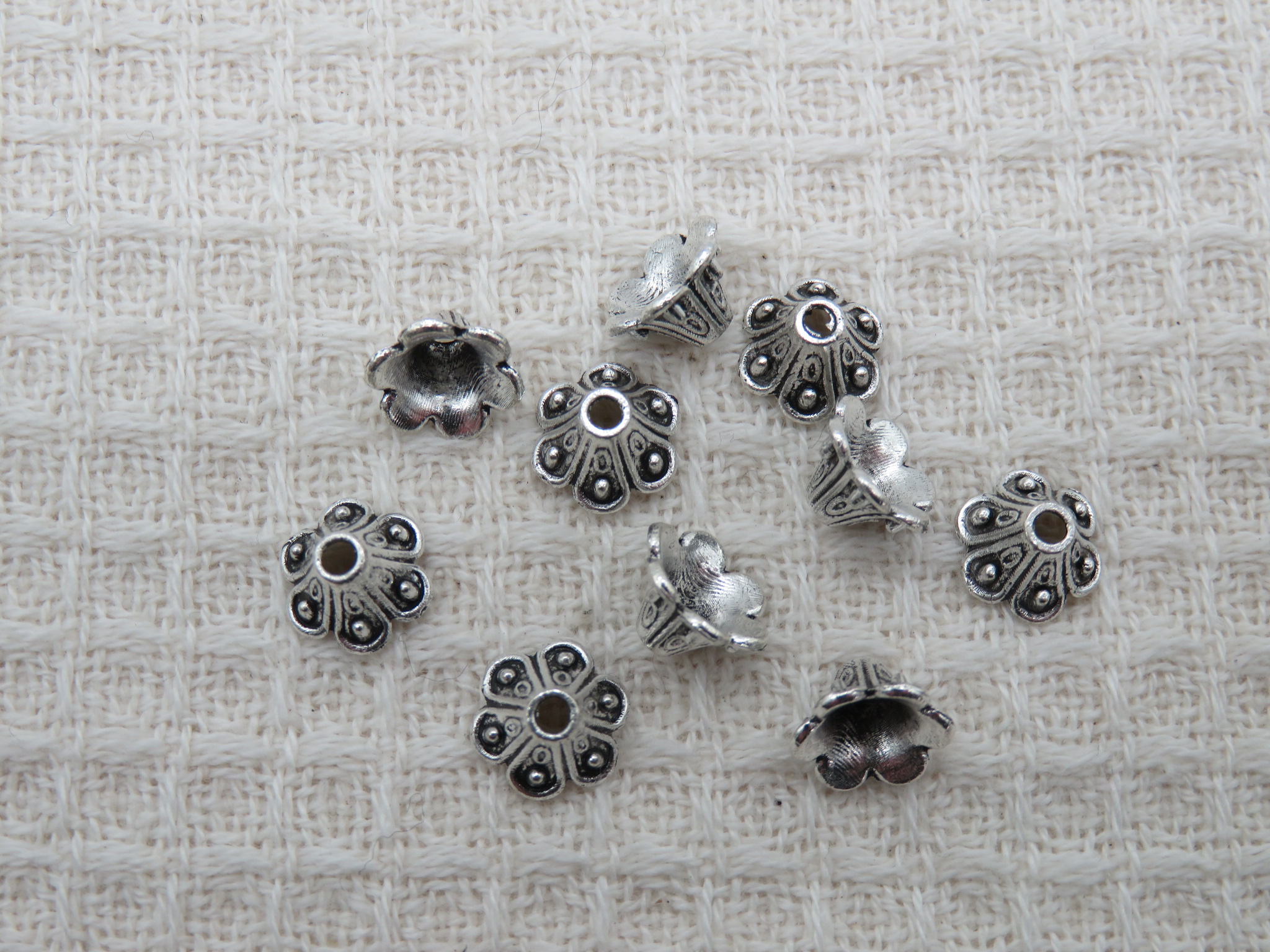 Coupelles fleur argenté 10mm en métal pour perle