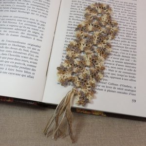 Marque-pages éventail marron crocheté effet dentelle – bijoux de livre
