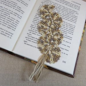 Marque-pages éventail marron crocheté effet dentelle – bijoux de livre