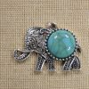 Pendentif éléphant Ganesh argenté avec cabochon effet turquoise