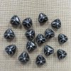 Perles triangle noir acrylique fleuri argenté 9mm - lot de 15
