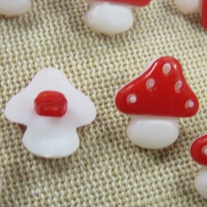 Boutons champignon rouge en acrylique 15mm – lot de 10 boutons de couture