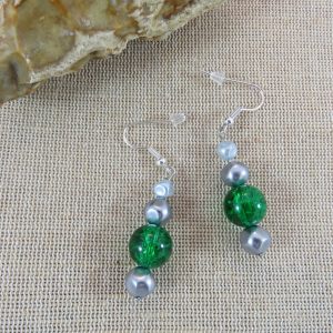 Boucles d’oreille perlé verte et grise, bijoux femme