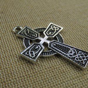 Pendentif croix nœud celtique argenté en métal 40mm