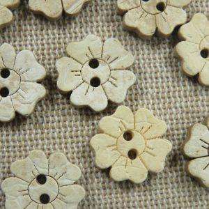 Bouton fleur bois de coco 15mm – lot de 10 boutons de couture