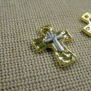 Pendentifs croix doré et argenté 18mm effet martelé – lot de 2